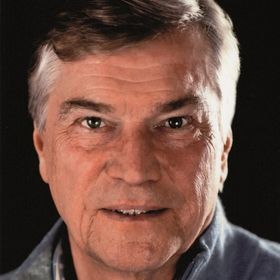 Bild: Weiße Turnschuhe - Theater an der Kö