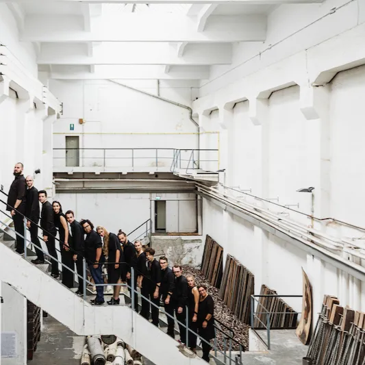 Bild: Orchester im Treppenhaus