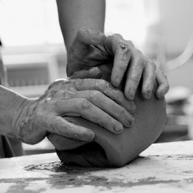 Bild: Drehen ohne Durchzudrehen - Keramikwerkstatt in der Fabrik