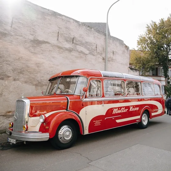 Bild: Rosa Ausblicke zu Fuß und im Oldtimer-Panoramabus