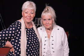 Bild: Oma auf App-Wegen