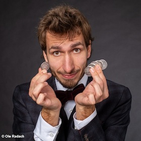 Bild: Der kann ja zaubern - Zauberei und Comedy Toby Rudolph