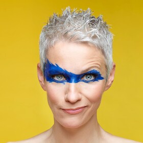 Bild: Tina Häussermann mit Ihrem Programm "Supertina rettet die Welt"