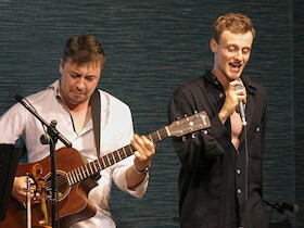 Bild: Abendfarben - Parkkonzert - Julian Wolf, Git. & Moritz Engelmann, Gesang