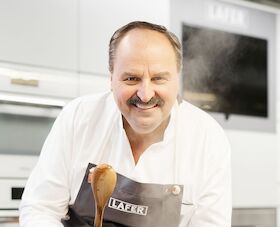 Bild: Bernadette Schoog im Gespräch mit Johann Lafer