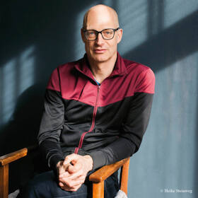 Bild: Empore: Man kann auch in die Höhe fallen