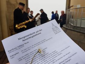 Bild: Morgenandacht auf der Aussichtsplattform