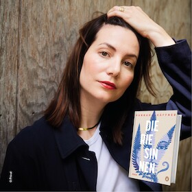 Bild: Hannah Häffner präsentiert "Die Riesinnen"