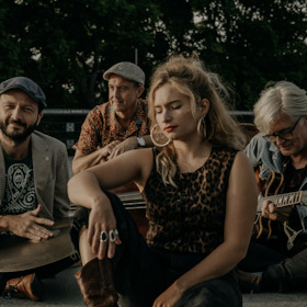 Bild: LADY R & THE PAULINETTES