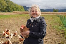 Bild: Regionalvermarktung zum Anfassen: Ein Spaziergang zum "Huhn im Glück"