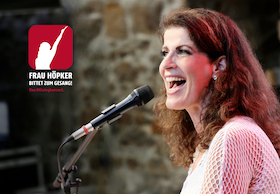 Bild: Frau Höpker bittet zum Gesang