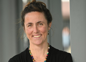 Bild: Helena Barop: Mythen, Macht und Muttermund. Eine feministische Geschichte der Geburt - Freiburger Andruck, Moderation: Philine Sauvaegot