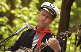 Bild: Kindersommer: Die Maus im Fernrohr