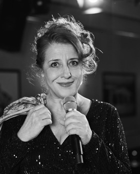 Bild: Luise Kinseher - Mary from Bavary - Endlich Solo