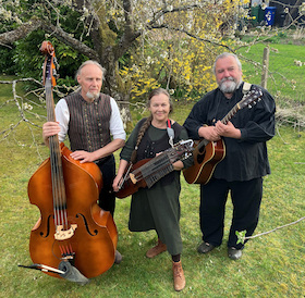 Bild: Folk im Hof