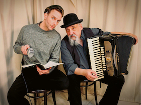 Bild: Jacques Brel - Chansons voller Leben - Julian Bender, Spiel / G.A. Schiewe, Akkordeon