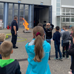 Bild: Stars for Kids: Wasser marsch bei der Feuerwehr - Ein Besuch bei der Mercedes-Benz Werkfeuerwehr