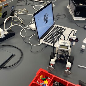 Bild: Stars for Kids: Lego-Roboter entwerfen, bauen, programmieren - Kinderferienprogramm in Zusammenarbeit mit dem ZKM                                      (Zentrum für Kunst und Medien Karlsruhe)