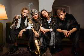 Bild: Die Nowak und die Leute aus der Raucherpause "Der Rest meines Lebens", Songwriterin