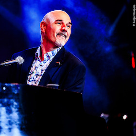 Bild: The Billy Joel Experience - Alexander Broussard und Band