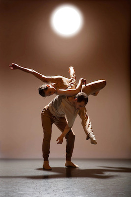 Bild: The four Seasons - Tanztheater mit James Wilton und Sarah Jane Taylor zur Musik von Max Richter