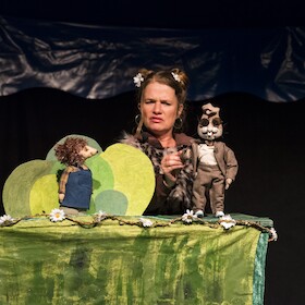 Bild: Figurentheater in der CD-Kaserne: Hase und Igel - Gespielt von Jeannette Luft
