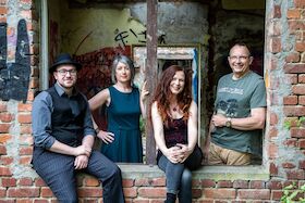 Bild: CARA - A whole festival wrapped into one band