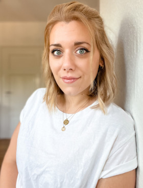 Bild: Kyra Groh liest „The Iced Caramel Coffee Agreement“