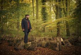 Bild: Wohnzimmerkonzert "Of Roots and Crowns" (Indie-Folk/Singer-Songwriter)