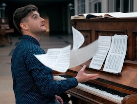 Bild: Klavierabend mit Nikolai Denisov - Mit meinem Klavier um die Welt