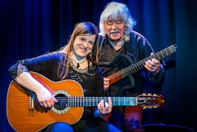 Bild: Heli Punzenberger & Angelika Bjarsch - „blue guitars"