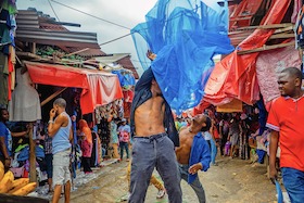 Bild: The Net We Carry – Wavu Tuliobeba