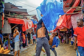 Bild: The Net We Carry – Wavu Tuliobeba