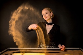 Bild: Sandmalerei-Show mit Olga Lysytska - Märchen in Sand gemalt