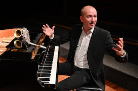Bild: Chris Hopkins meets his Piano Friends