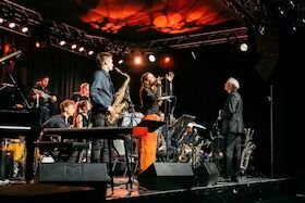 Bild: Die Landesjugendbigband groovt das Kloster