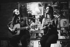 Bild: Jenn Butterworth & Laura-Beth Salter - Scottish folk music