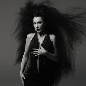 Bild: Hande Yener - HANDE BİZİ SEZEN'E GÖTÜR - Hande, führ uns zu Sezen.
