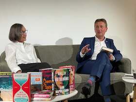 Bild: Büchersofa - mit Ursula Baumgärtner und Oberbürgermeister Roland Tralmer