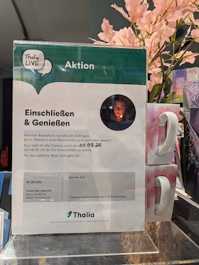 Bild: Einschließen & Genießen - Einschließen & Genießen: Welcher Bookaholic würde sich nicht gern einen Abend in einer Buchhandlung einschließen lassen?