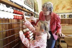 Bild: Herbstferienprogramm: Mit Oma und Opa ins Schulmuseum