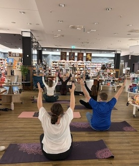 Bild: Yoga in der Buchhandlung