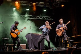 Bild: Strings on fire - Musikalischer Tanz mit dem Feuer
