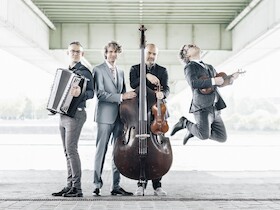 Bild: UWAGA! "Bach to the roots!"
