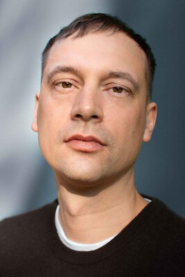 Bild: Hendrik Bolz - Aus Ruinen. Junger Mann in Krisenzeiten