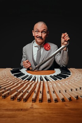 Bild: Sebastian Schnitzer - "Wo geschnitzt wird, fallen Töne" - Klavierkabarett
