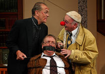 Bild: Arsen und Spitzenhäubchen