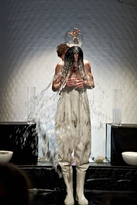 Bild: LIQUIDs - FUNDUS THEATER Forschungstheater - ab 3 - 10 Jahre