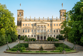 Bild: Öffentliche Schlossführung - ÜBERSTUNDE x Schloss Albrechtsberg