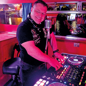 Bild: Back to the 80s/90s - Tageskreuzfahrten 2026 - Party